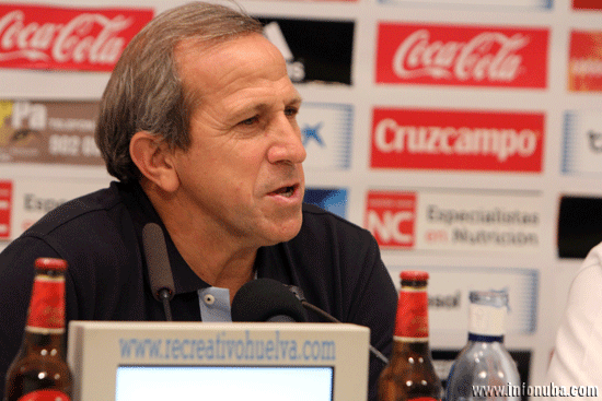 El entrenador del Real Zaragoza, Victor Muñoz compadeciendo ante los medios en rueda de prensa momento después del encuentro.