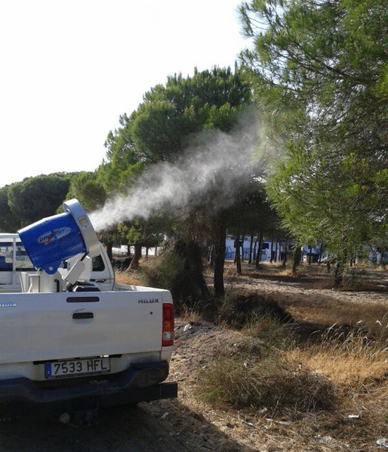 Una máquina pulverizadora realizando el tratamiento contra los mosquitos