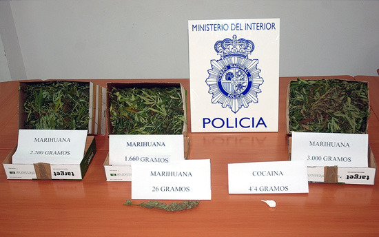 Intervención de la Policía Nacional en la desarticulación de un punto de venta de drogas en un domicilio.