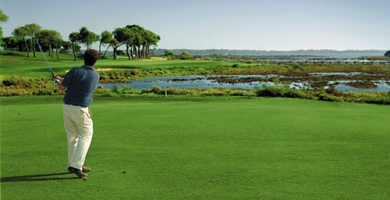 Existen numerosos campos de golf en la provincia onubense.