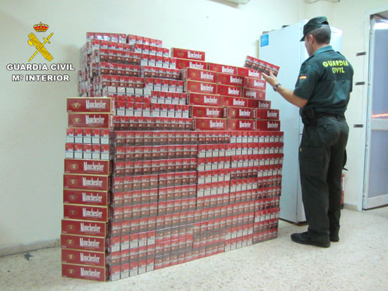 Un agente contabiliza cartones de tabaco de contrabando en una operación en la provincia de Huelva.