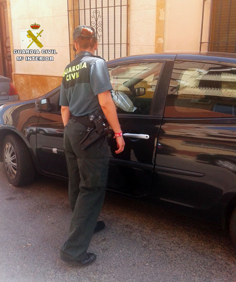 Una agente de la Guardia Civil comprueba un vehículo en la localidad de Matalascañas