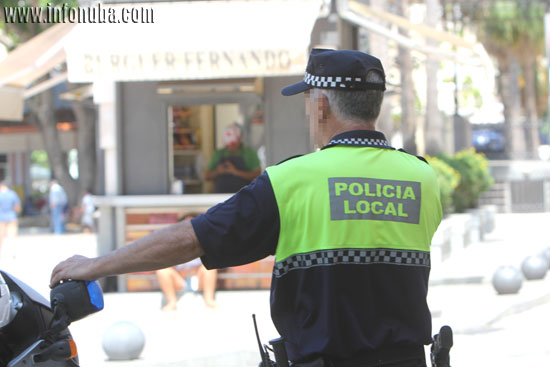 Imagen de un agente de la Policía Local de Huelva.