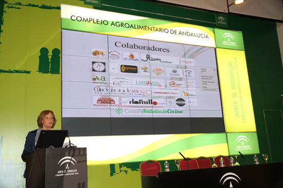 La consejera de Agricultura, Pesca y Desarrollo Rural, Carmen Ortiz, ha presentado la Biblioteca de la Gastronomía de Andalucía, una herramienta digital para conocer, consultar y conservar recetas de la cocina tradicional andaluza.