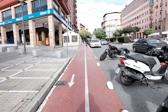 Imagen del carril bici en la Avenida de Pablo Rada.