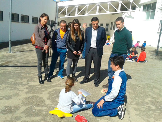 Imagen de la visita del delegado a la Escuela Infantil Andaluna.