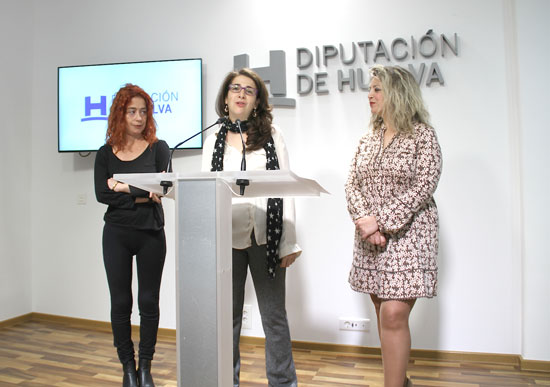 La diputada de Cultura, Lourdes Garrido, junto con Luna Baldallo y Eva Vaz han presentado esta mañana la nueva campaña de fomento de la lectura.