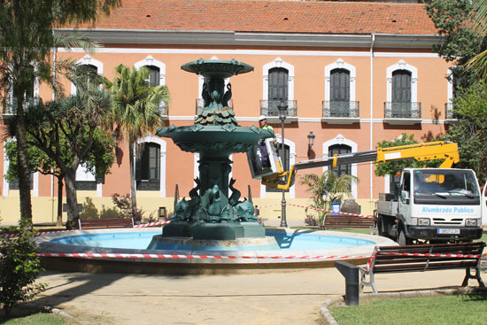 Labores de limpieza en la fuente del Palacio de Congresos de la Casa Colón.