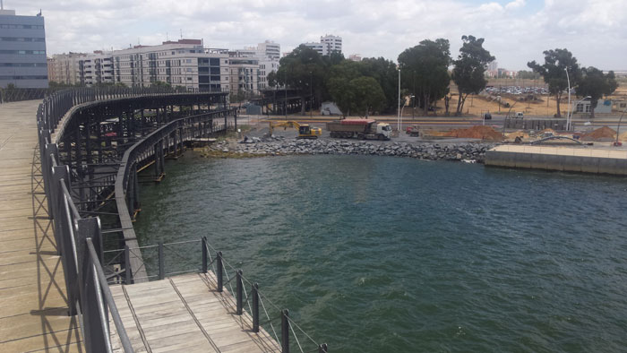 Imagen de las obras del paso marítimo desde el Muelle del Tinto.