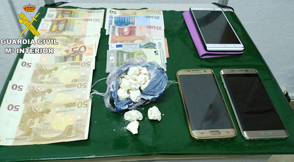 Imagen del dinero, droga y terminales móviles incautados.