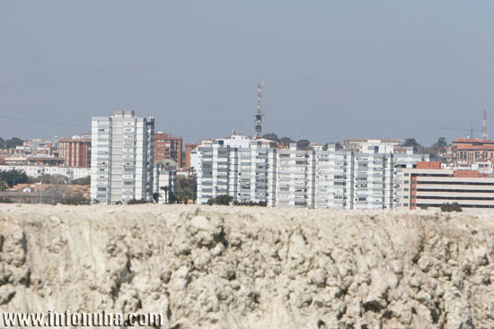 Imagen de la ciudad de Huelva desde las balsas de fosfoyesos.