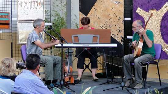 El grupo de música Sinois integrado en esta ocasión por Israel Sánchez al violín, Eva Corral al piano y David Toledano a la guitarra, interpretó una recreación de la música tartésico-fenicia