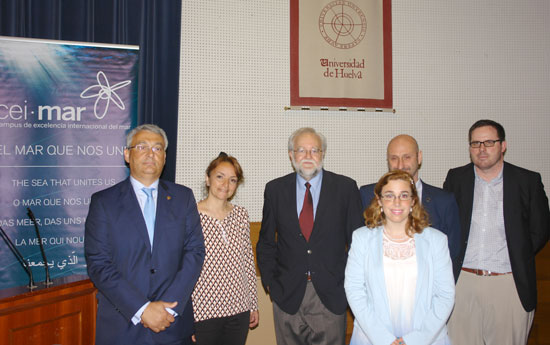 Participantes en la ponencia junto con Ignacio Bosque.