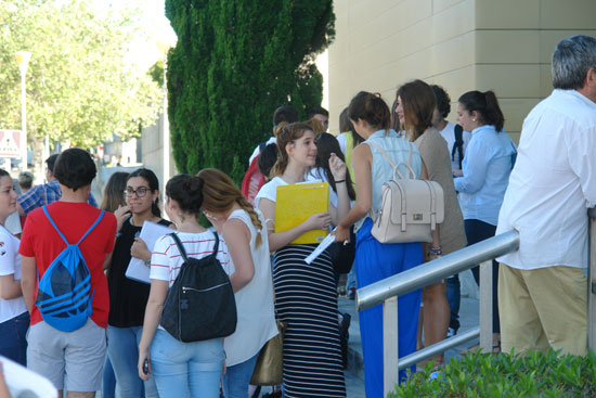 Los estudiantes en la puerta del aulario Paulo Freire.