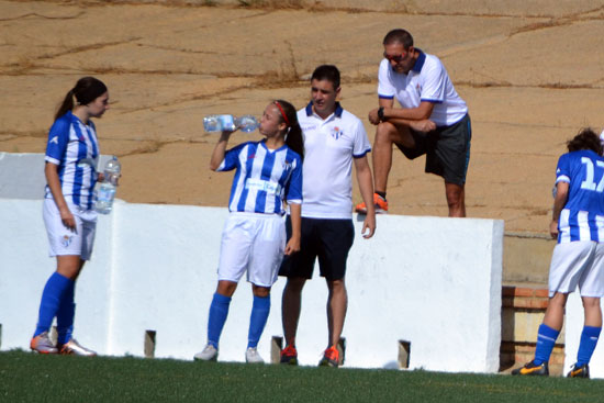 Juan Collado atiende a las jugadoras del filial del Sporting durante un encuentro.
