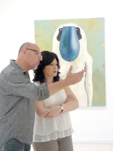 Dos personas admiran una exposición en el Museo de Huelva.
