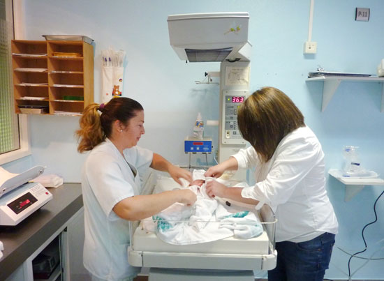 Imagen de los cuidados recibidos por los recién nacidos.