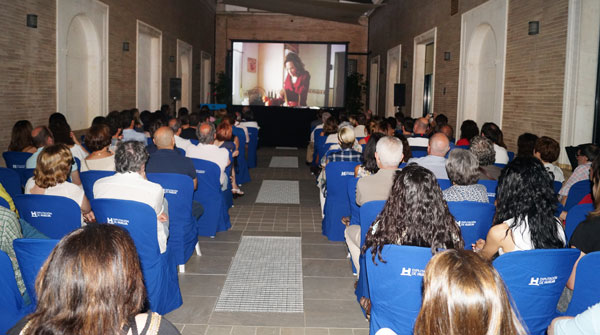Imagen de la proyección en el Patio de la Diputación Provincial de Huelva del cortometraje “Inexistentes”.