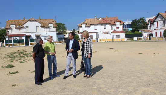 Ángel Sánchez y Berta Centeno dialogan con los representantes vecinales.