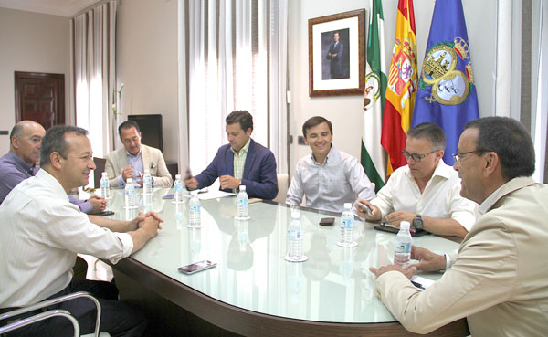 Reunión en entre la Diputación de Huelva y la Asociación Provincial de Agencias de Viajes.