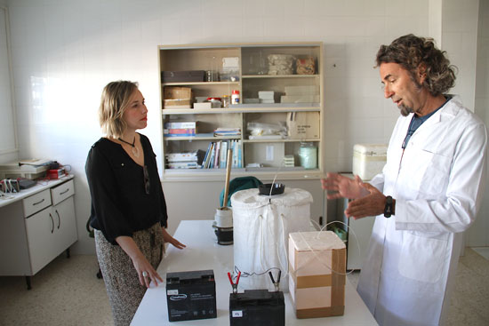 Laura Martín visita el laboratorio del Plan de Control de Mosquitos.