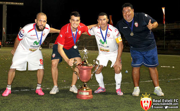 Miembros de el equipo del Real Stelí celebran la consecución del Campeonato Nacional de Nicaragua.