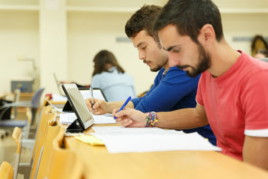 Imagen de dos alumnos realizando las Pruebas de Acceso a la Universidad.