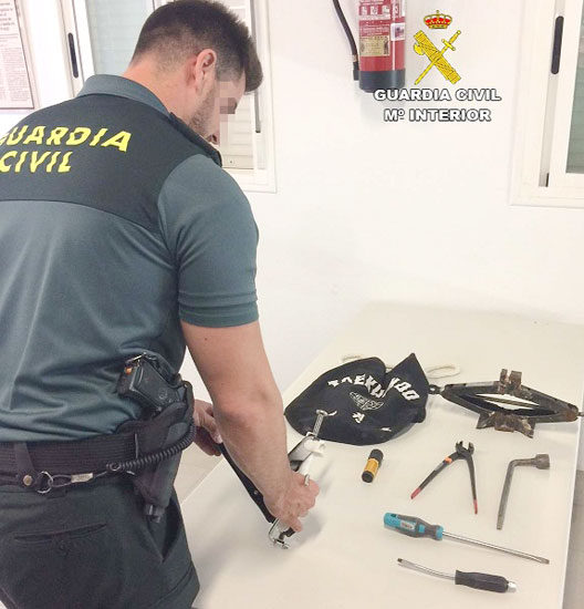 Un agente de la Guardia Civil supervisa los objetos utilizados para realizar los robos.