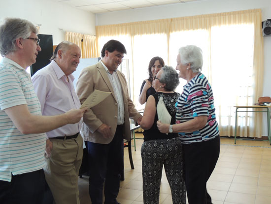 El alcalde de Huelva, Gabriel Cruz, ha clausurado esta mañana una nueva edición del Taller de Entrenamiento de la Memoria impartido desde el pasado mes de noviembre en el Centro Social Cristina Pinedo.