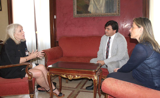 El alcalde de Huelva, Gabriel Cruz, ha recibido esta semana en el Ayuntamiento de la capital a la embajadora de Australia en España, Virginia Greville.
