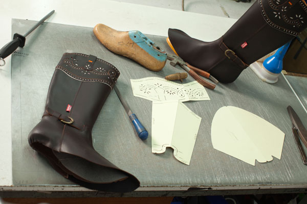 Imagen de una de las botas fabricadas en Valverde del Camino.