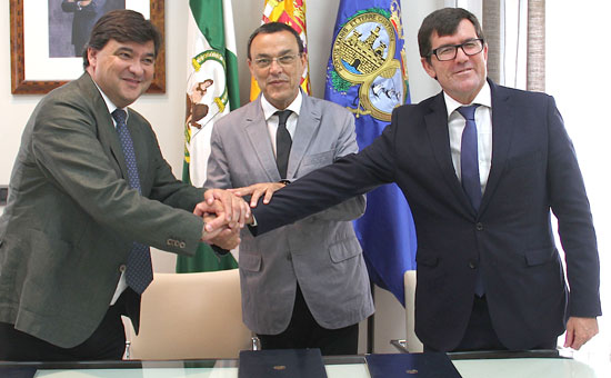 Gabriel Cruz, Ignacio Caraballo y Antonio Beltrán tras la firma del convenio.