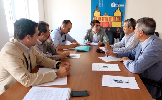 Imagen de la reunión entre Antonio Ramos y representases de asociaciones de comerciantes.