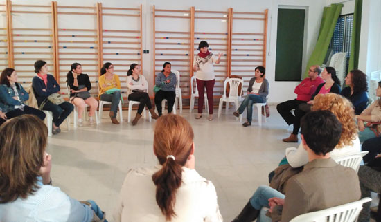 Imagen de una de las sesiones de formación del proyecto "Comprene y educa" en la localidad onubense de Paterna del Campo.