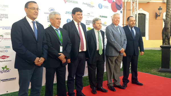 Imagen de los diferentes representantes en la inauguración de la II edición del Congreso de Frutos Rojos.