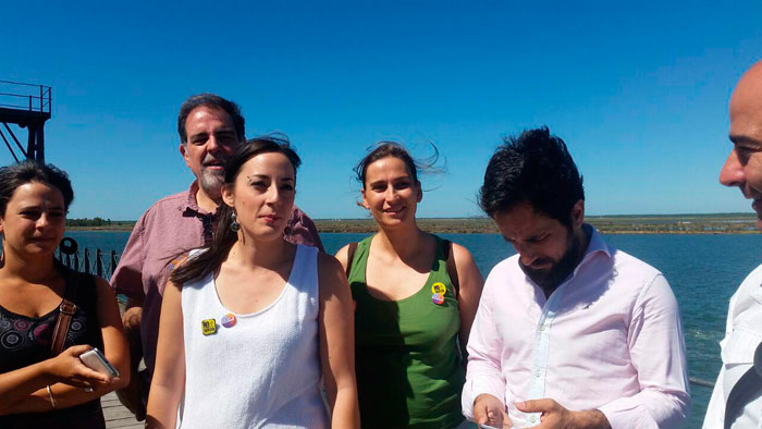 Los miembros de Unidos Podemos durante su visita al Muelle de la Compañía de Riotinto en Huelva
