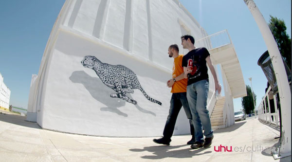 El artista visitando su obra "El guepardo".