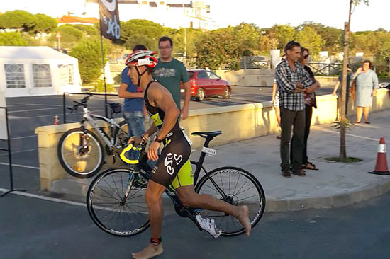 El atleta sanjuanero Miguel Ángel Contreras, proclamado subcampeón en el Triatlón de Mazagón en Súper Sprint.