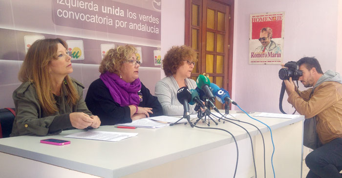 Carmen Centeno, Mónica Rossi y Charo Gónzalez, responsables del Área de la Mujer de IU en Huelva, en rueda de prensa.